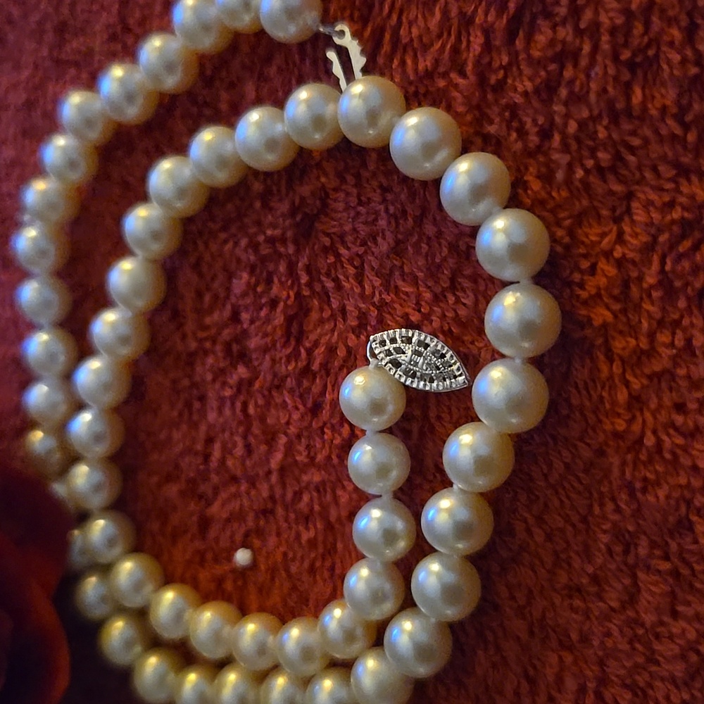 Vintage.Elegant Pearl Necklace with Silver Clasp
